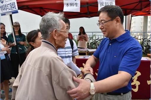刘宏民校长与学生家长亲切交谈