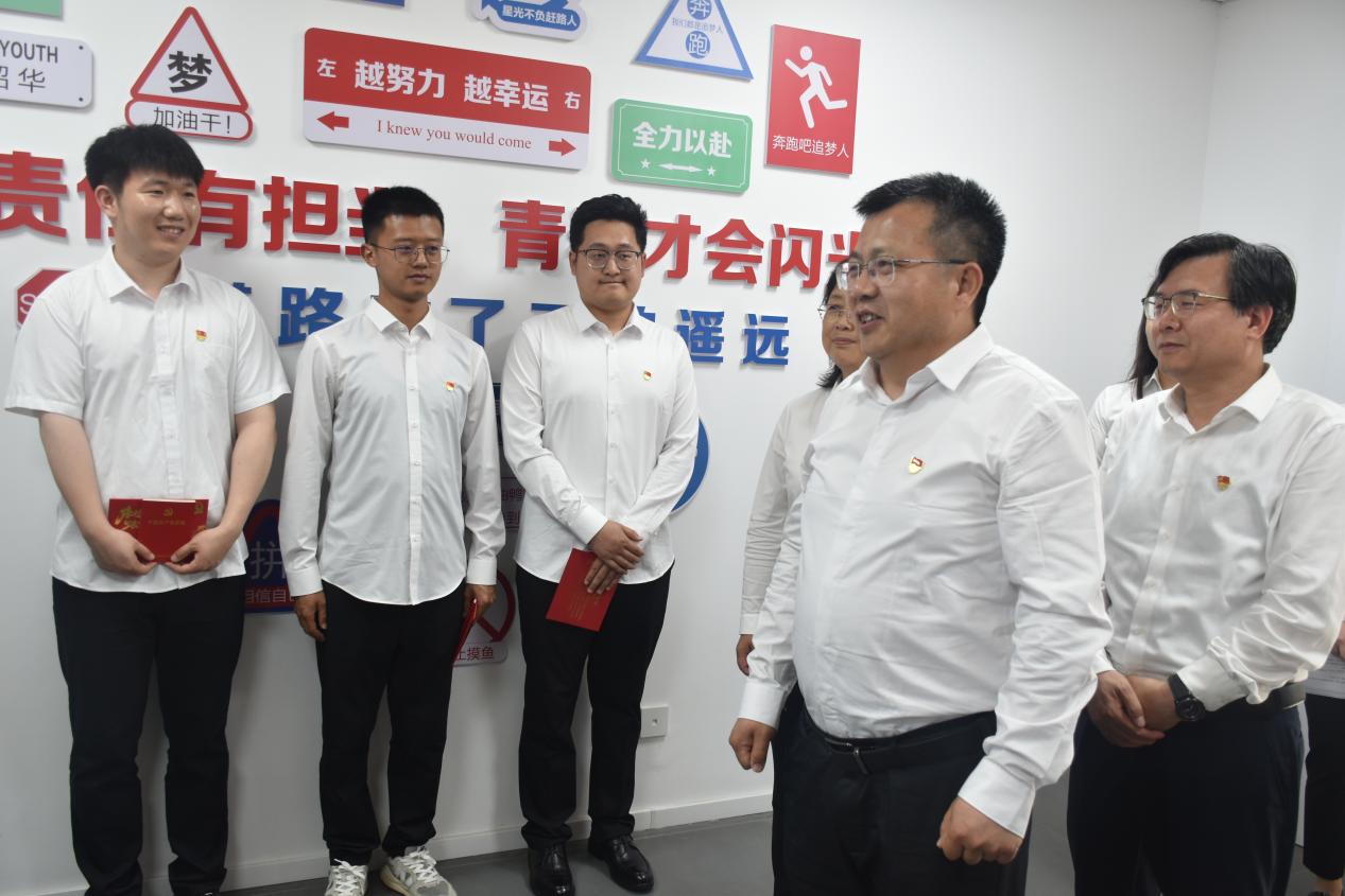 蔡校长与毕业生党员亲切交谈