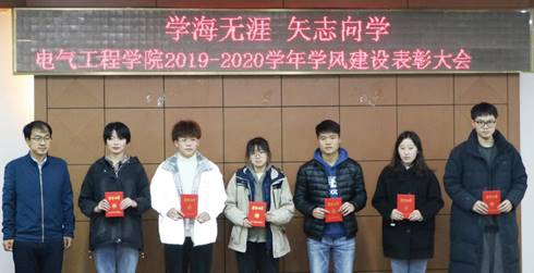 说明: 6、马锴老师为获得单科满分奖的学生颁奖