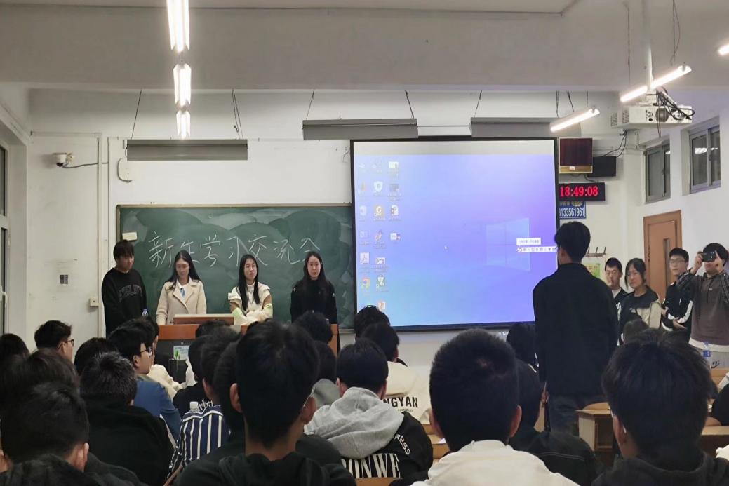 学长学姐们耐心解答同学们提出的问题