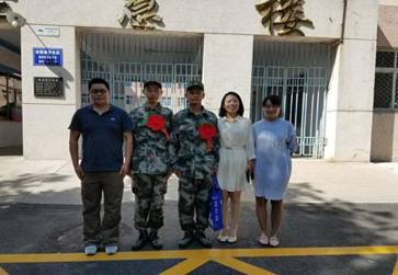 入伍学生与老师合影