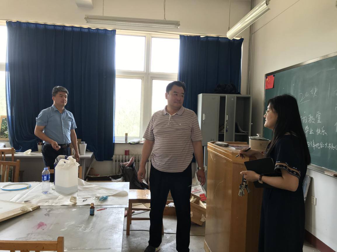 对专业教室进行安全检查