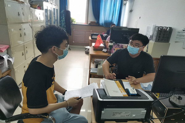 16级本科生毕业班辅导员刘超与学生面对面交流