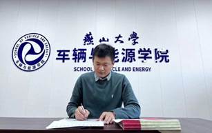 李洪庆老师正在手写祝福卡