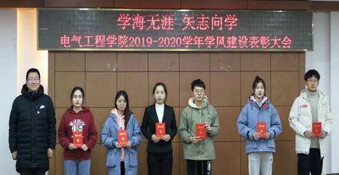 说明: 4、副书记李浩然为获得特殊贡献奖的学生颁奖