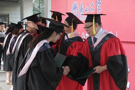 学院领导为毕业生授学位