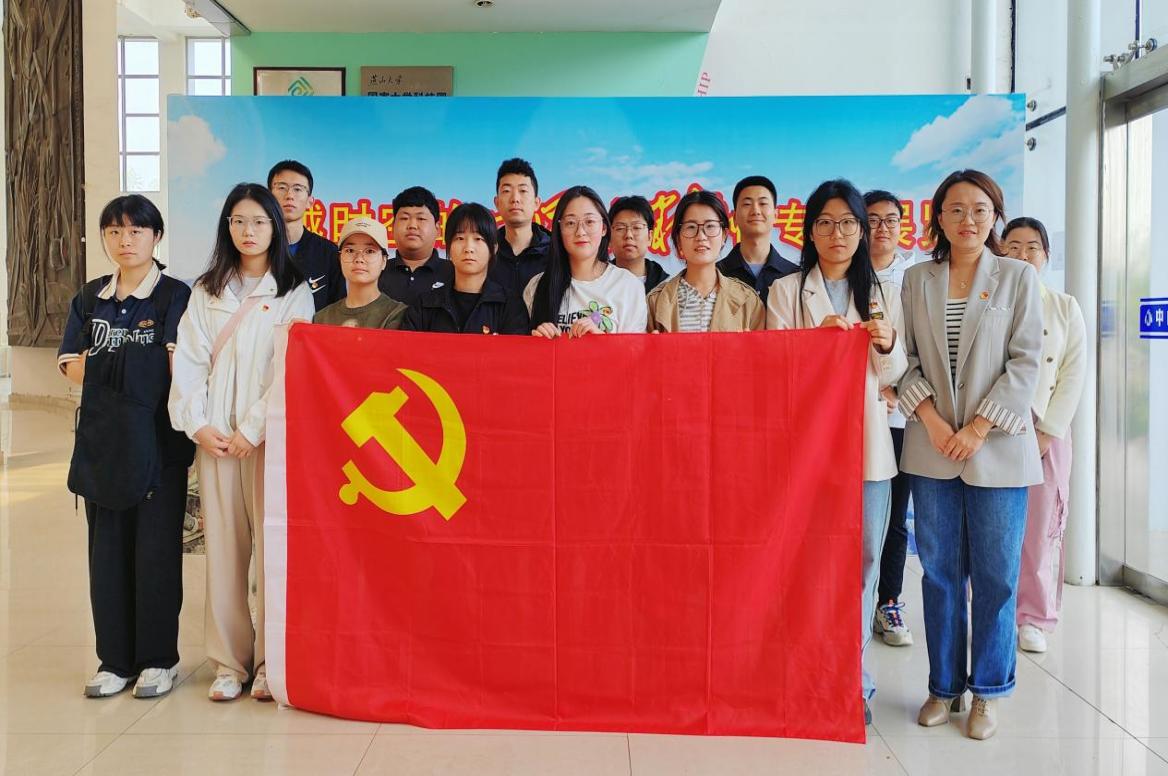 全体党员在展厅合影留念