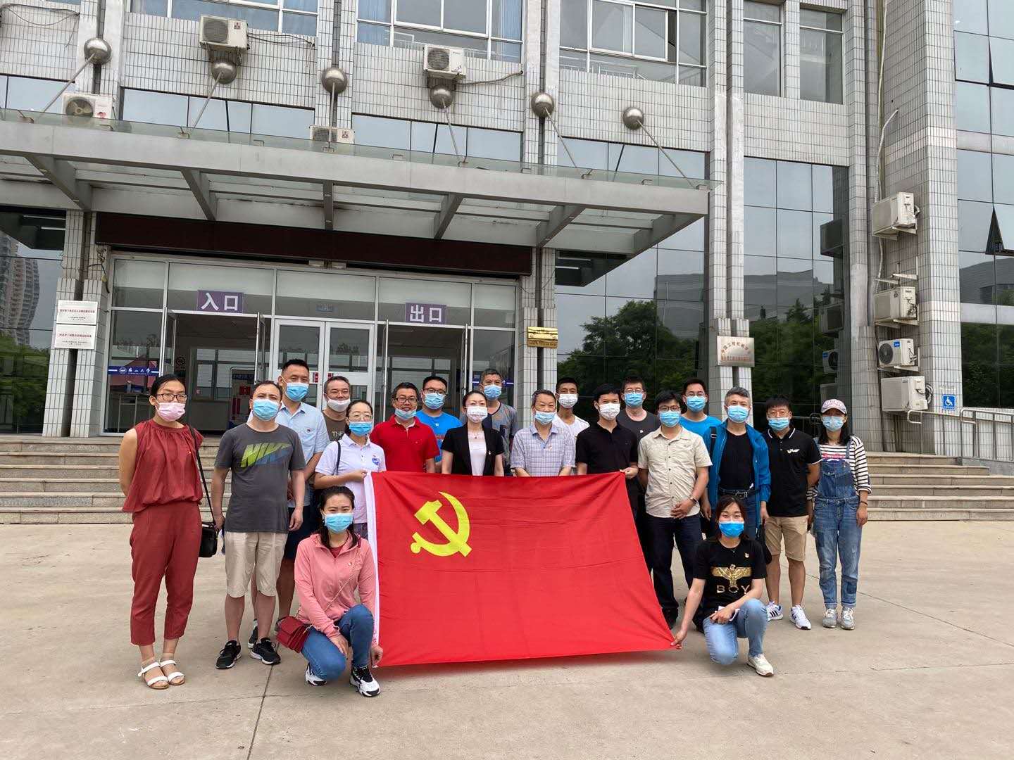 各党支部出发前在车辆与能源学院楼前合影