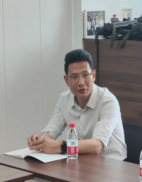 辅导员冯海龙发言