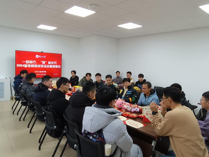 冯海龙老师与同学们进行亲切交流