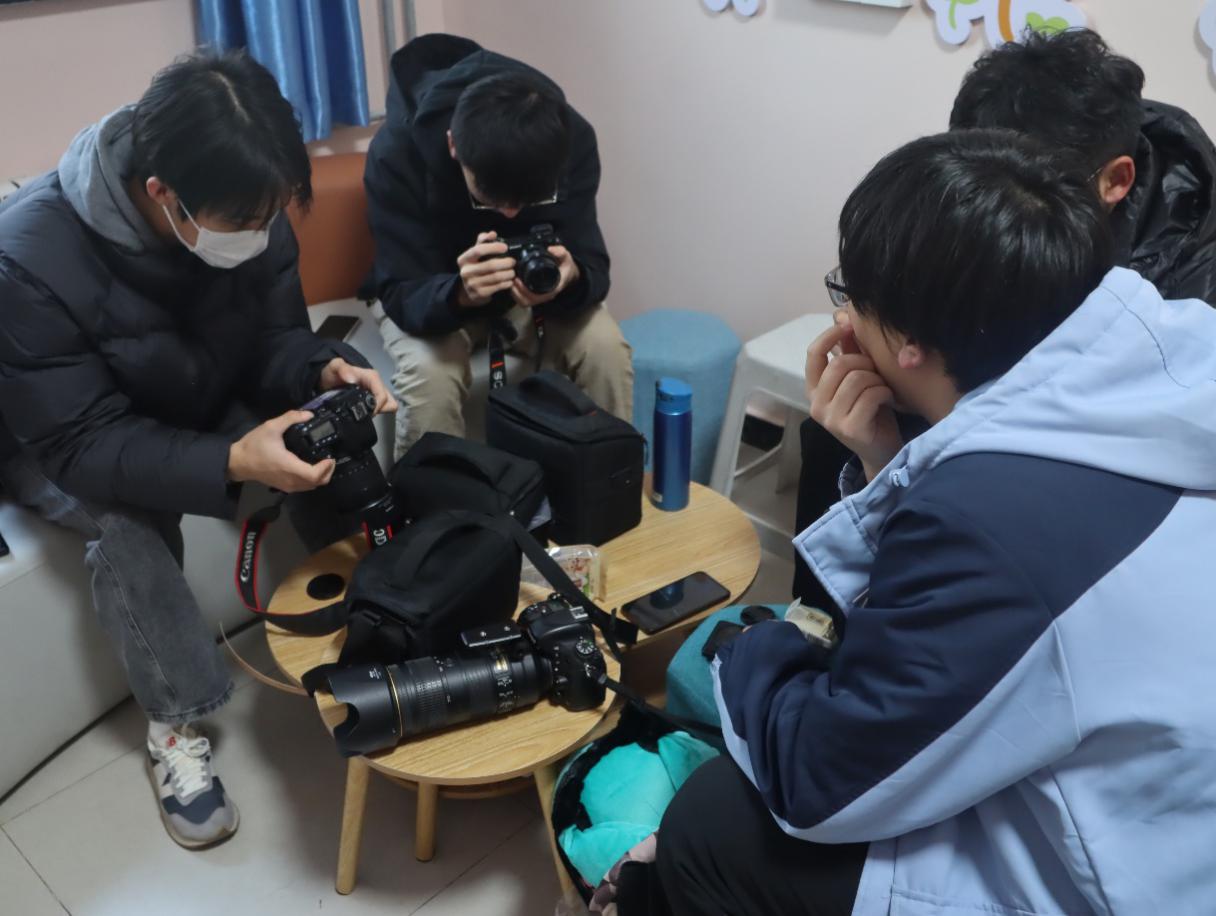 一群人在房间内玩体感游戏中度可信度描述已自动生成