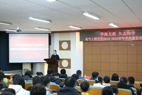 说明: 2、学习发展中心指导教师王晴宣读表彰决定