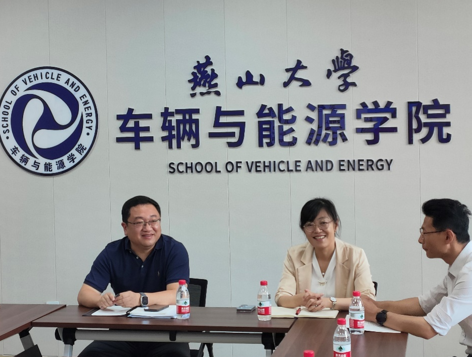学院党委书记张典范、党委副书记张欣提问